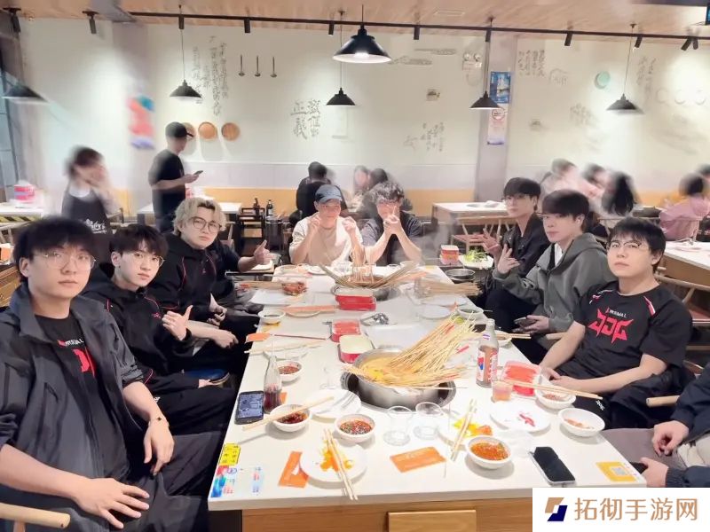 赛段首胜！JDG分享照片：迈出第一步，先吃饭吧！