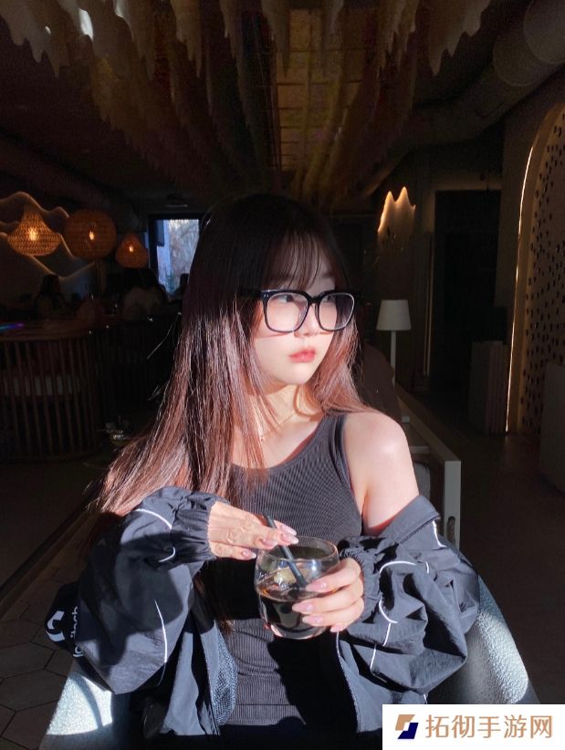 解说kitty晒照：小露香肩