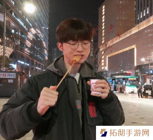 GOAT的挚爱之选？韩国某鱼饼摊把Faker吃他们家鱼饼的照片挂在招牌上！